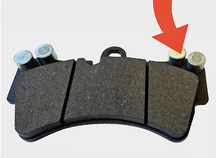 Tilgermassen, die der Belagträgerplatte beigefügt werden